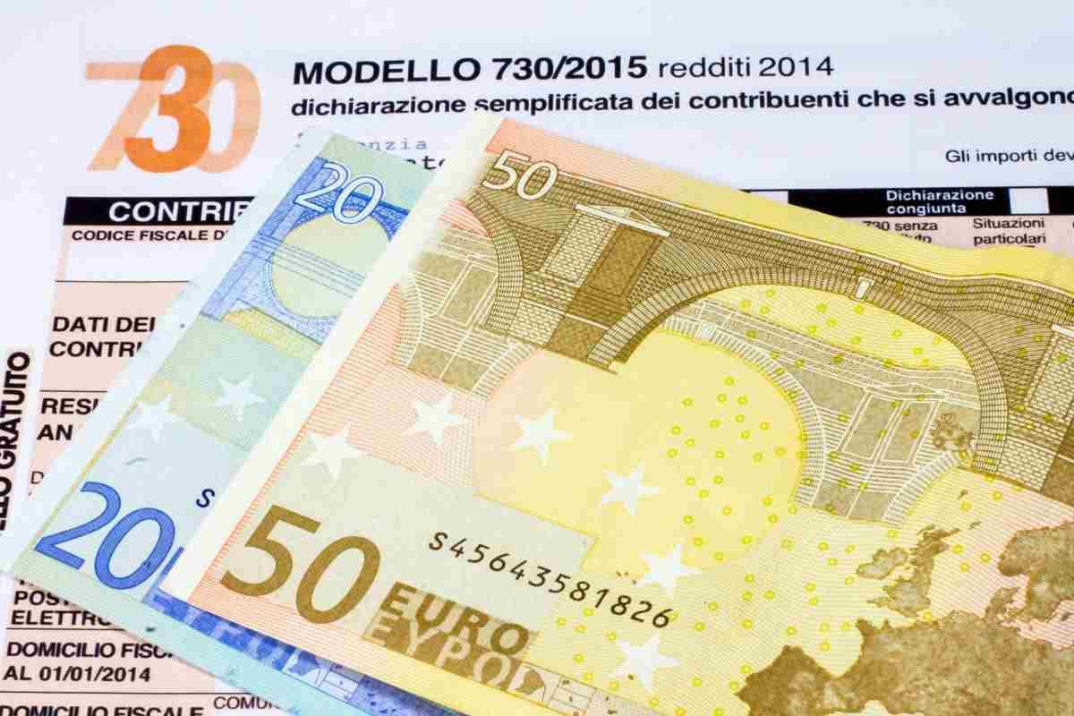 modello 730 con denaro in euro